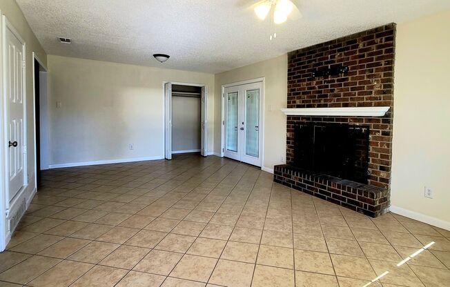 3 beds, 2 baths, 1,063 sqft, $1,050, Unit B