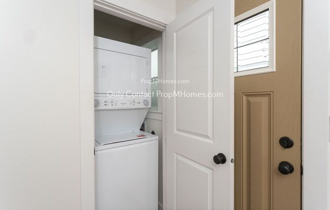 2 beds, 1.5 baths, $1,949, Unit 7712 SE Washington Street