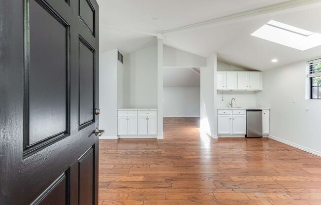 Spacious 1 Bed 1 Bath Cottage Close to Stanford University!