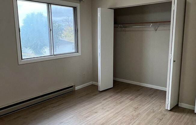 2 beds, 1 bath, $995, Unit Unit #7