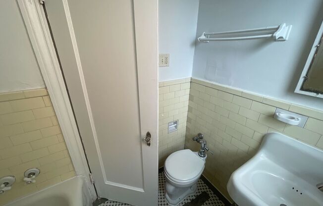 Studio, 1 bath, 400 sqft, $785, Unit 221