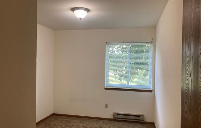 3 beds, 1 bath, 1,040 sqft, $1,800, Unit 3172-104