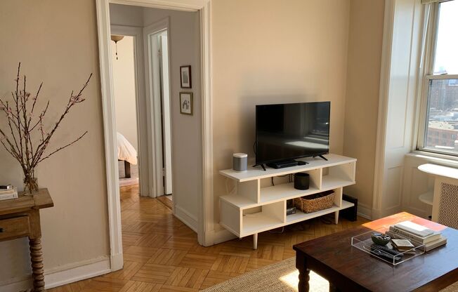 1 bed, 1 bath, $2,100, Unit 1403A