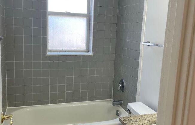 2 beds, 1 bath, 775 sqft, $1,350, Unit 215