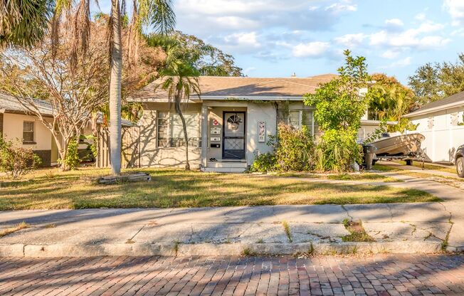 1 bed/1 bath second floor apartment available in North St Pete!