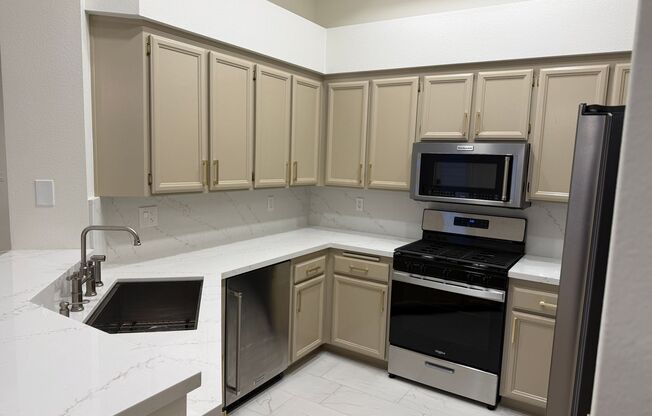 Fully Remodeled 2bed/2bath Townhouse.