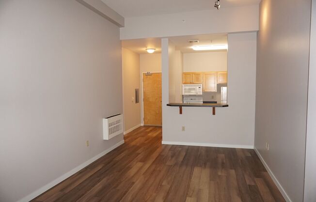 Updated Beautiful 2 Bedroom Condo Overlooking Esther Short Park - 701 Columbia St #107