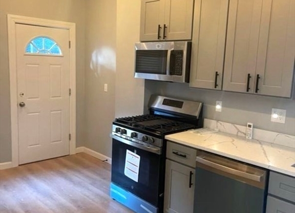 3 beds, 1 bath, 825 sqft, $2,900, Unit 3