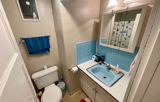 2 beds, 1 bath, $1,045, Unit 17