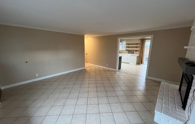 Single Level Home Close to Downtown Redmond - Yard Care Included