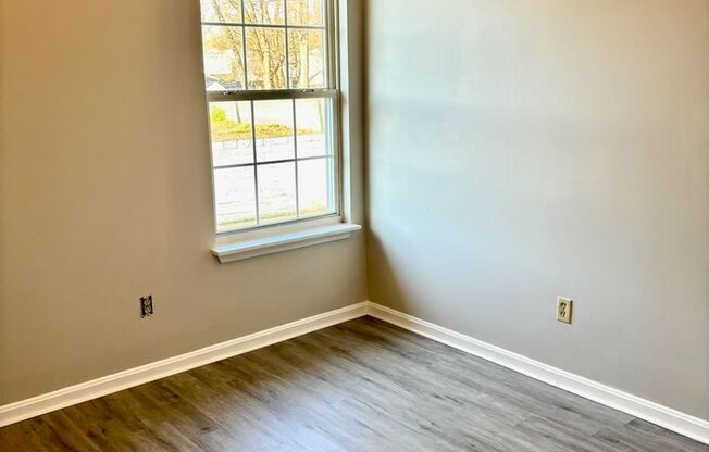 3 beds, 1 bath, 900 sqft, $850, Unit 526-204 Locher Alley