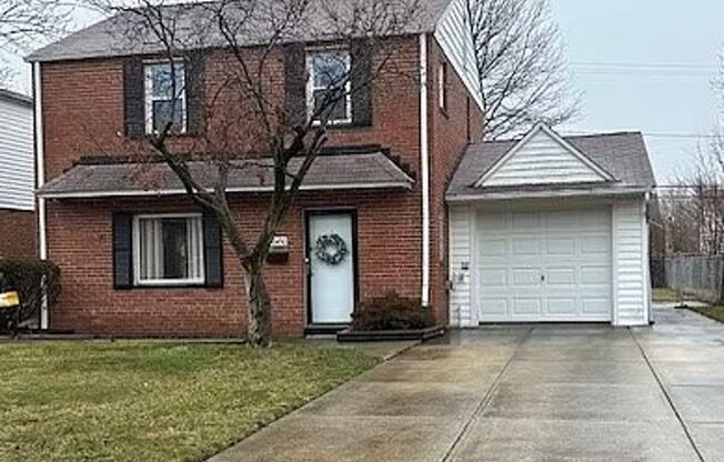 3 BED 2 BATH SINGLE FAMILY HOME IN EUCLID!