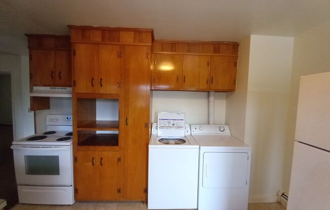 2 beds, 1 bath, 903 sqft, $1,250, Unit B-4