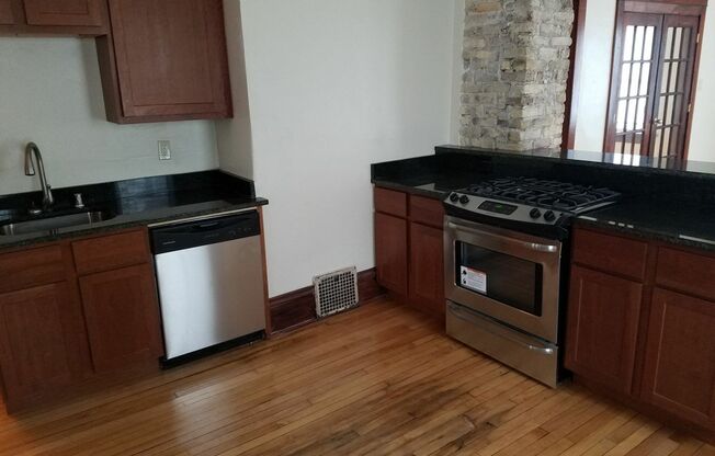 2 beds, 1 bath, 950 sqft, $1,130, Unit Lower