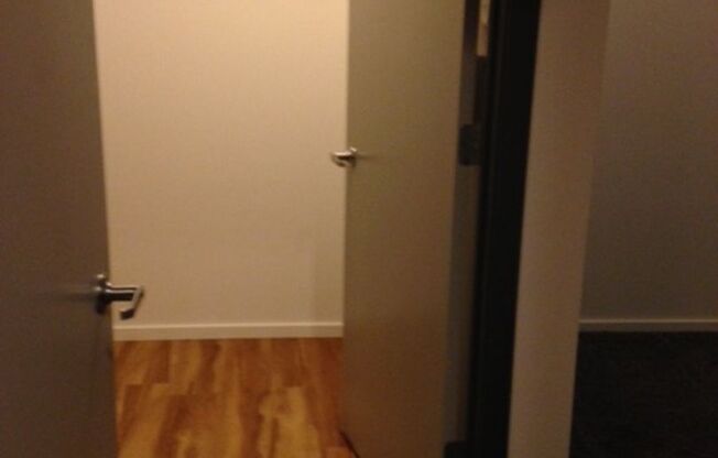 1 bed, 1 bath, 608 sqft, $1,160, Unit 909