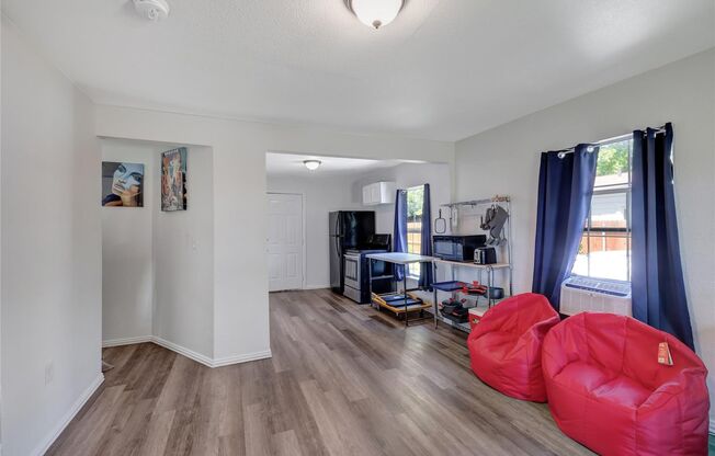 2 beds, 1 bath, $1,300