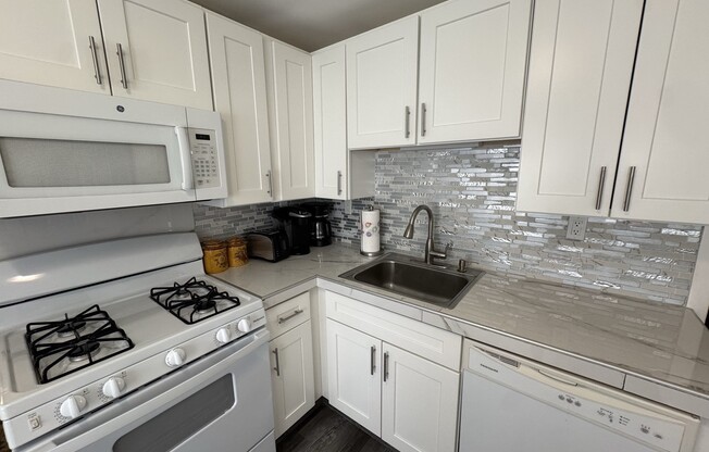 2 beds, 1 bath, 800 sqft, $2,400, Unit 27