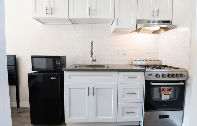 Studio, 1 bath, 126 sqft, $1,595, Unit 122