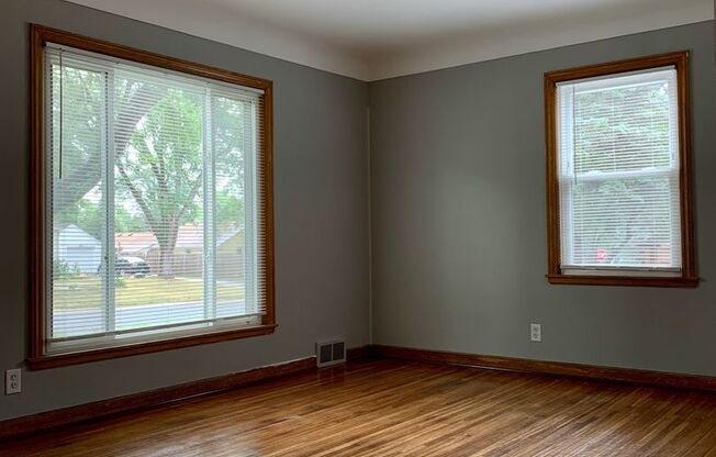 Amazing 4 Bedroom 2 Bathroom Home in Crystal!