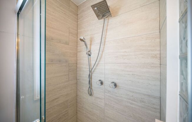 3 beds, 1 bath, $1,495, Unit 701