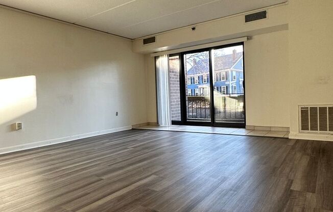 1 bed, 1 bath, 908 sqft, $3,000, Unit T103