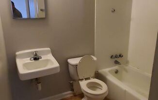 2 beds, 1 bath, $695, Unit A