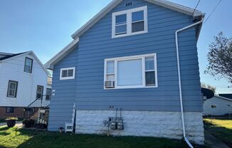 3 beds, 1 bath, $1,000, Unit Upper Unit