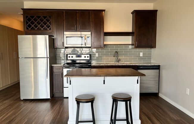 1 bed, 1 bath, 734 sqft, $1,795, Unit 806