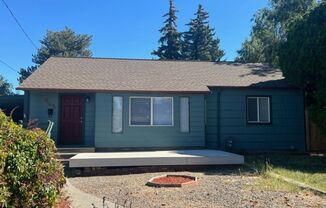 Retro 2 bedroom Charmer in Redmond w/Large Yard!