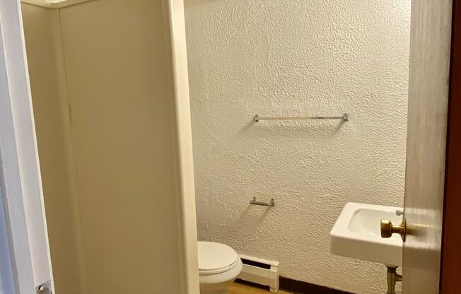 Studio, 1 bath, 450 sqft, $1,165, Unit 204