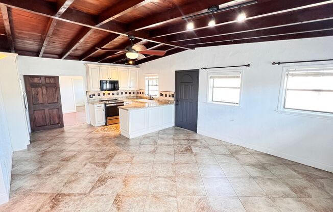 Stunning RENOVATED 3 Bedroom / 2 Bath Home in Ormond Beach! MINUTES FROM THE BEACH!