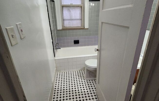 1 bed, 1 bath, 556 sqft, $880, Unit A-2