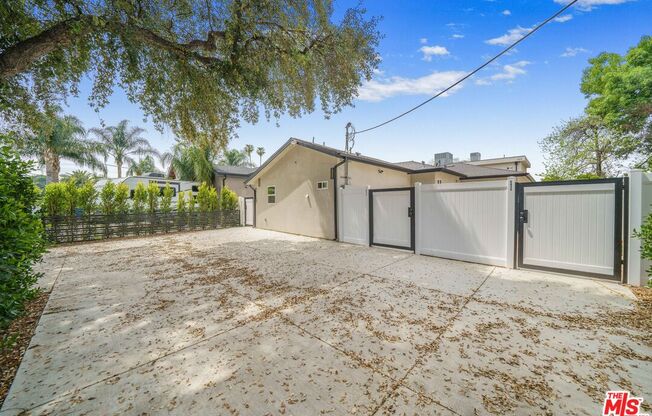 6837 YOLANDA AVE