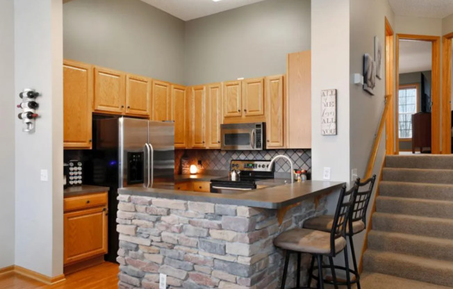 Spacious Townhome with Modern Comforts in Prime Woodbury Location!