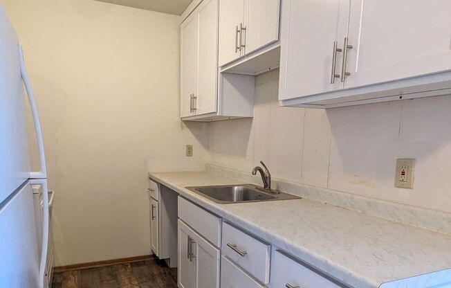 2 beds, 1 bath, 975 sqft, $1,295, Unit 105