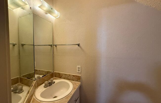 2 beds, 1.5 baths, $895, Unit APARTMENT 1305