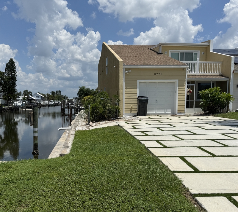 8771 POINTE DR 1