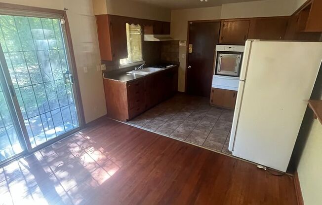 3 beds, 1 bath, $1,300