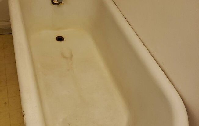 2 beds, 1 bath, $810, Unit O