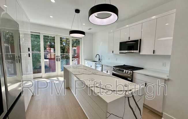 1407 SARAH ST