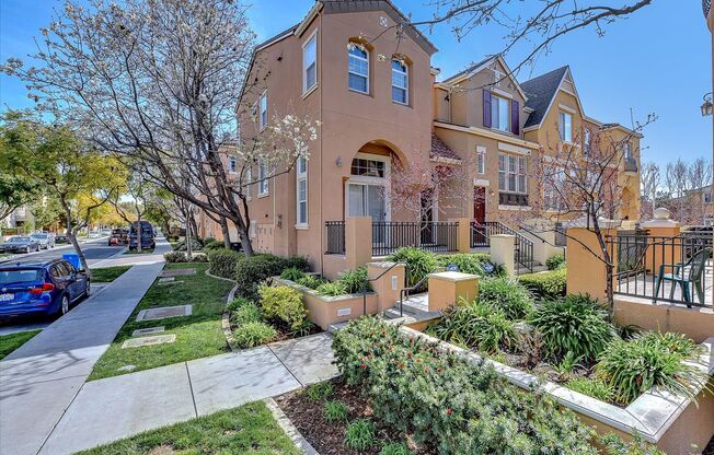 PRIME CORNER HOME NEAR TRAILS LIGHT-FILLED LAYOUT | EASY ACCESS