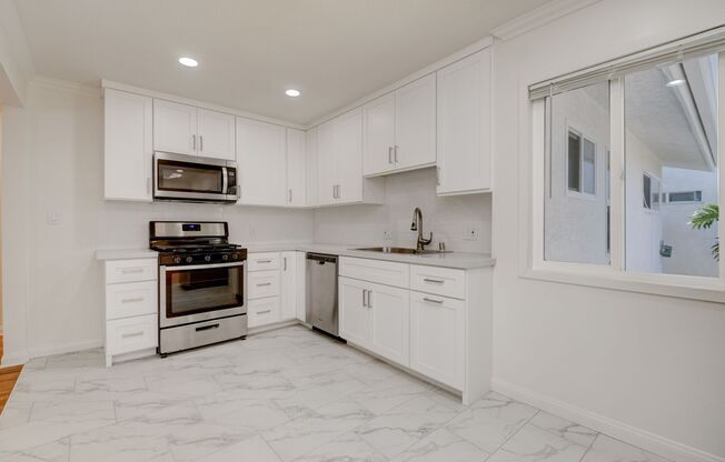 3 Bedroom House in the Heart of Pacific Beach! 2 Car Garage! Washer and Dryer!