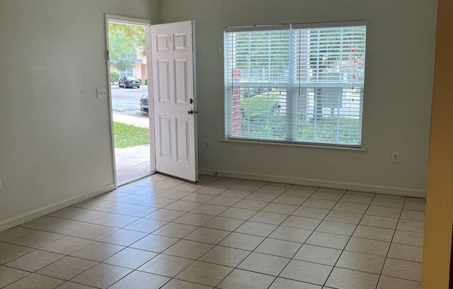 LEASE TERMS NEGOTIABLE Unique Townhome in NW Gainesville