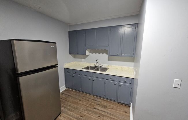 2 beds, 1 bath, $895, Unit 2