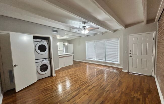 1 bed, 1 bath, 700 sqft, $1,275, Unit 243