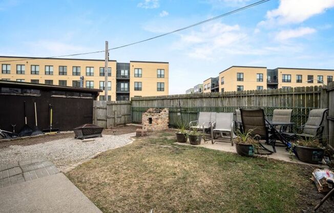 716-716A-718 E Pearson St