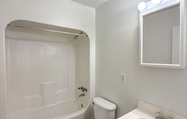 2 beds, 1 bath, 800 sqft, $1,025, Unit B5