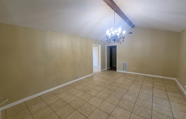 Beautiful 3 bedroom 2 bath Large Backyard with a Swimming Pool