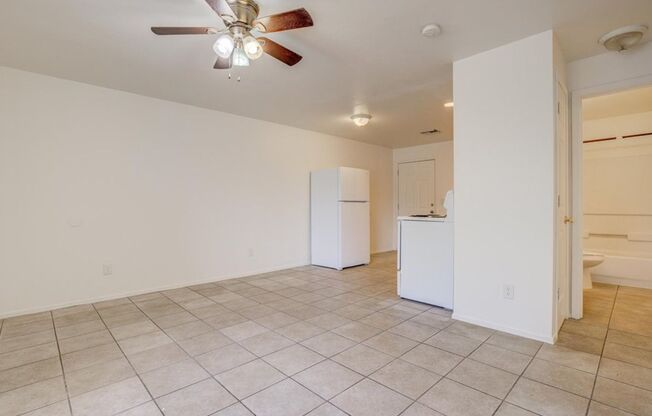 2 beds, 1 bath, 660 sqft, $975, Unit 2702 N. Dodge Blvd Unit 2