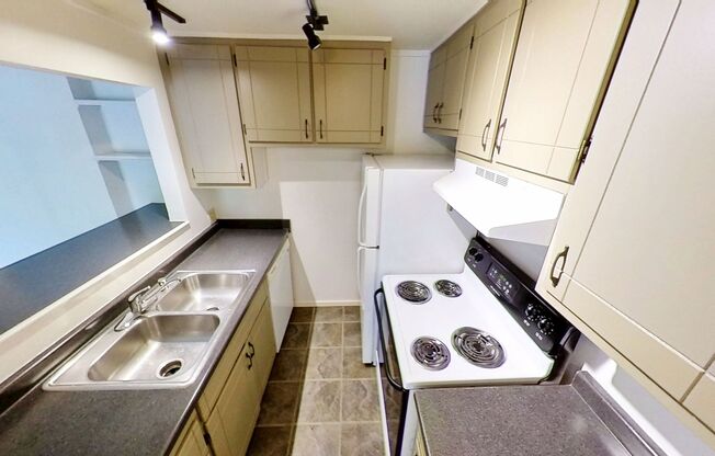 2 beds, 1 bath, 784 sqft, $1,895, Unit 7